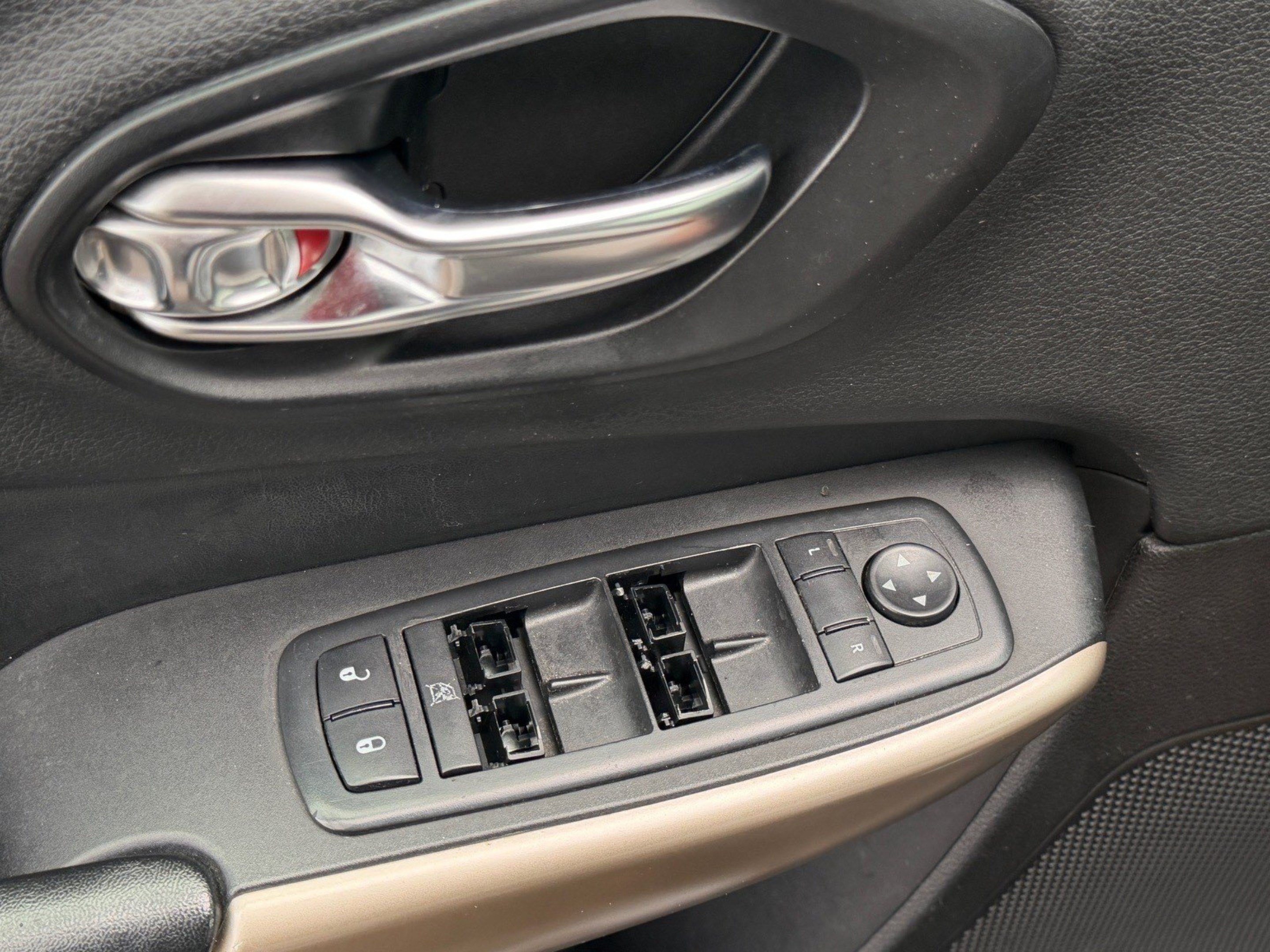 Used 2018 Jeep Cherokee Limited FWD image 18