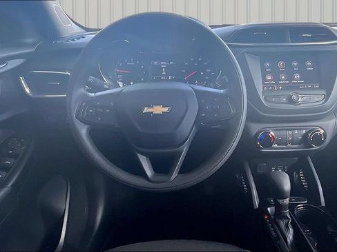 Used 2023 Chevrolet TrailBlazer LT FWD image 2