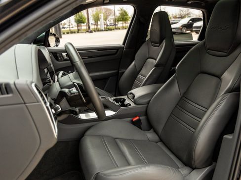 Certified 2022 Porsche Cayenne Turbo S image 5