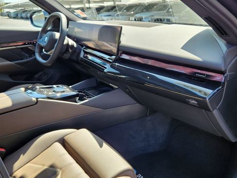 Used 2025 BMW i5 eDrive40i w/ Premium Package RWD image 32