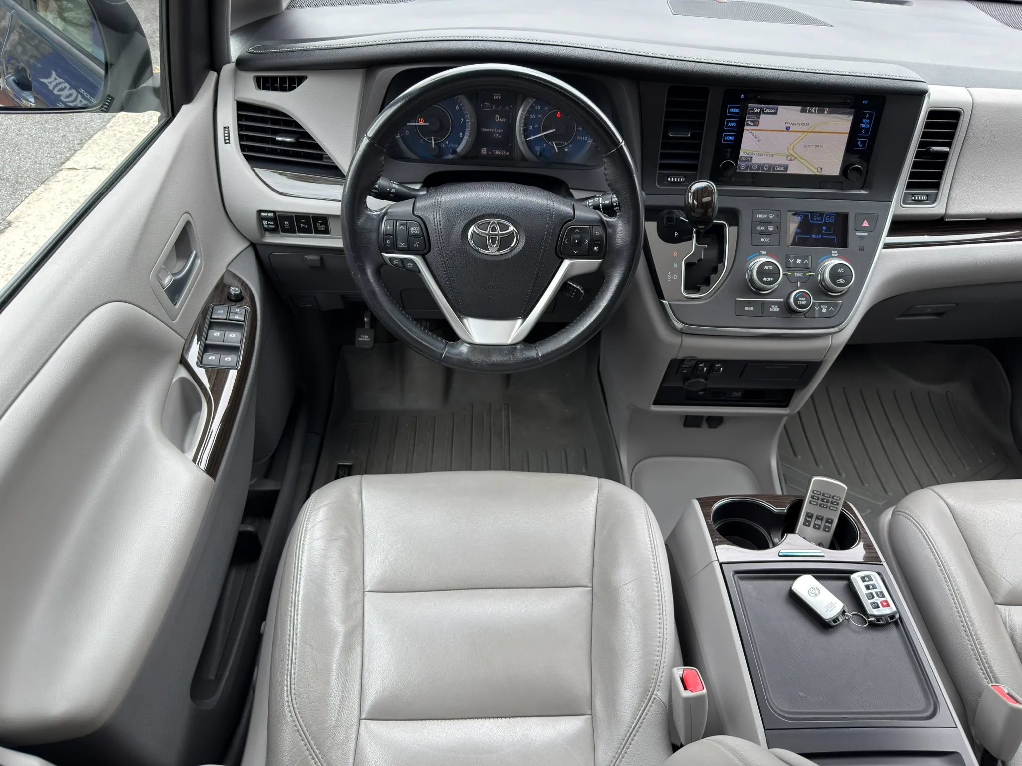 Used 2017 Toyota Sienna XLE Premium FWD image 24