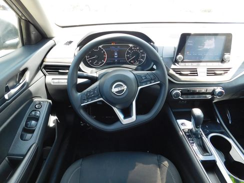 Used 2024 Nissan Altima 2.5 SV FWD image 11