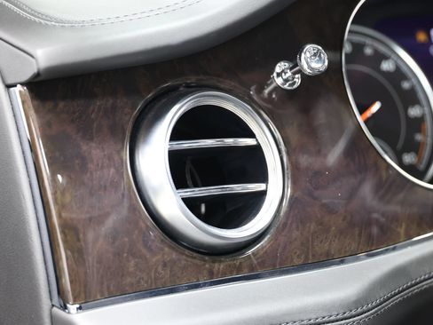 Used 2020 Bentley Bentayga Plug-In Hybrid AWD/4WD image 24