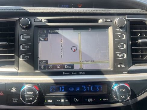 Used 2017 Toyota Highlander SE image 31