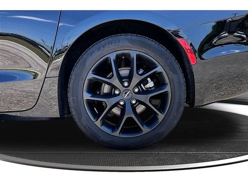 Certified 2025 Chrysler Pacifica Limited FWD image 41