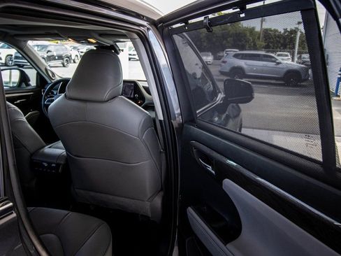 Used 2023 Toyota Highlander Limited image 45