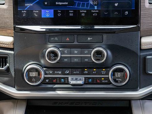 Used 2023 Ford Expedition Limited image 13