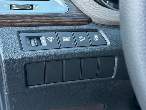 Used 2017 Hyundai Santa Fe Sport FWD image 33
