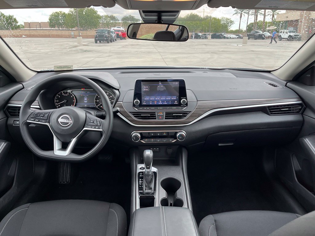 Used 2025 Nissan Altima 2.5 SV FWD image 13