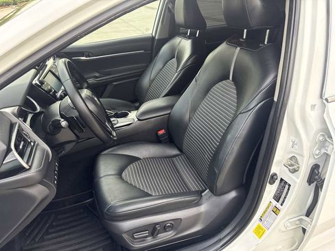 Used 2020 Toyota Camry SE w/ Carpet Mat Package image 19