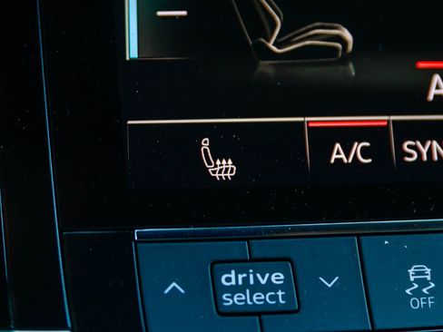 Used 2023 Audi e-tron Premium w/ Convenience Plus Package image 27