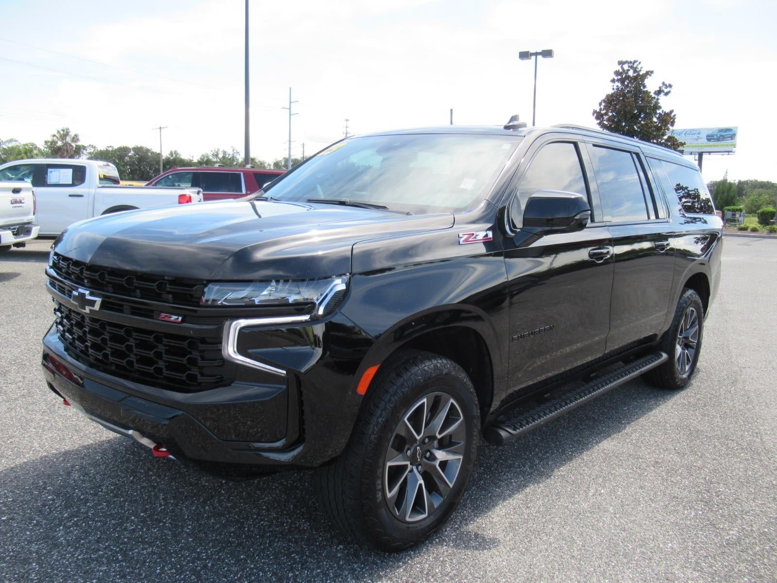 Used 2023 Chevrolet Suburban Z71 w/ Luxury Package AWD/4WD image 3