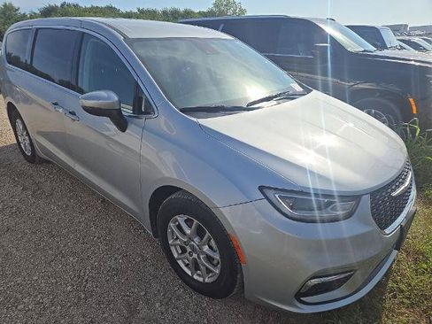 Used 2023 Chrysler Pacifica Touring-L FWD image 4
