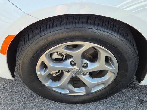 Used 2023 Chrysler Pacifica Limited FWD image 37