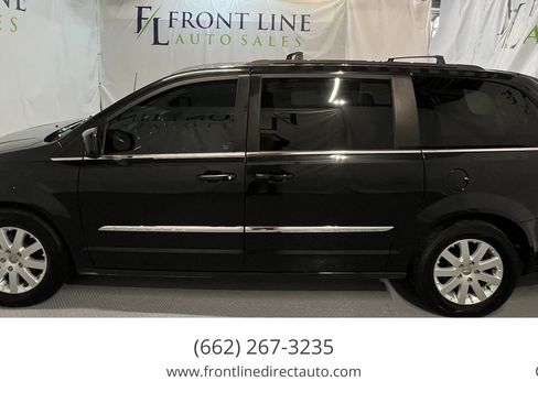 Used 2015 Chrysler Town & Country Touring FWD image 4