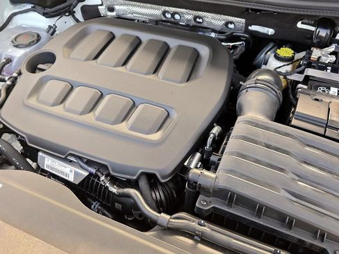 New 2026 Volkswagen Tiguan SE R-Line FWD image 8