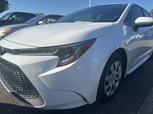 Used 2020 Toyota Corolla LE FWD image 2