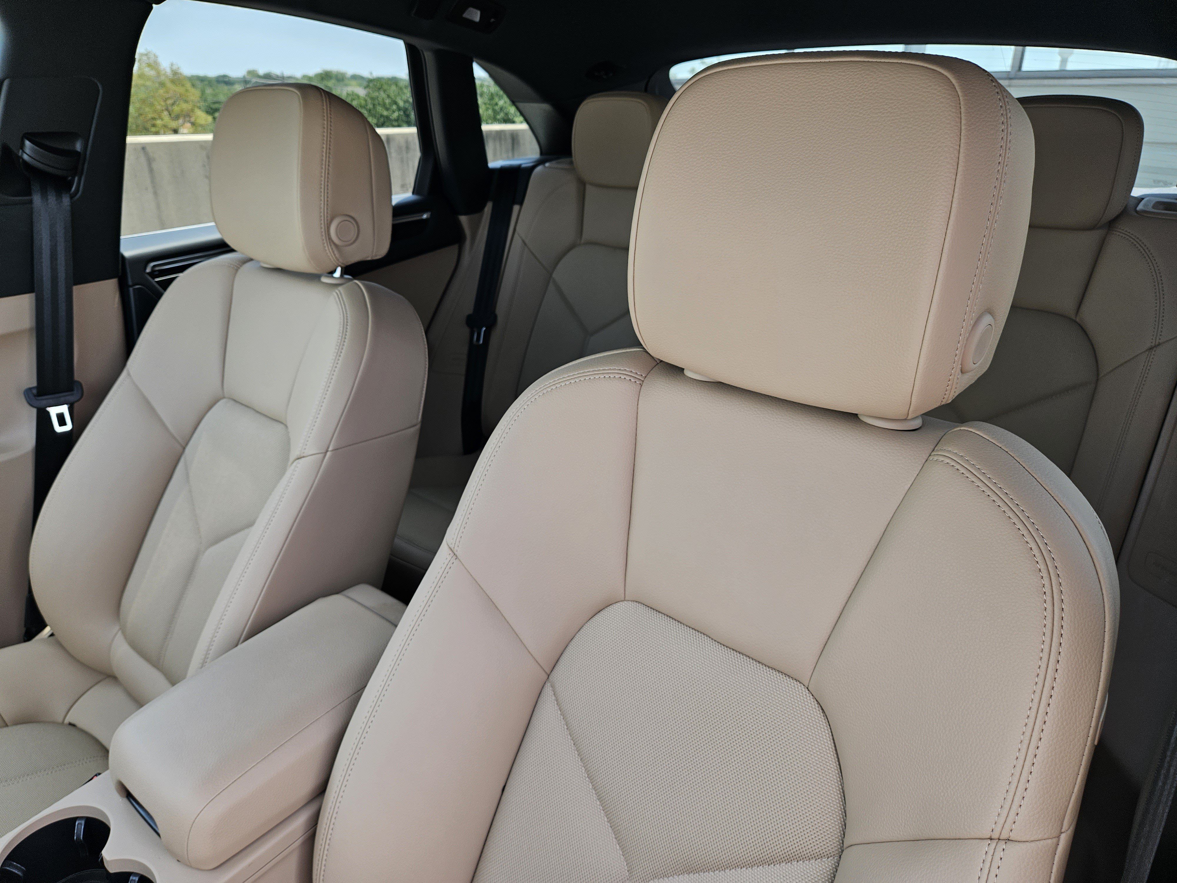 Certified 2026 Porsche Macan AWD/4WD image 6