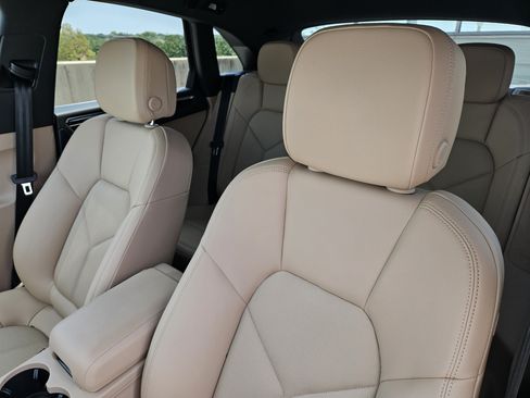 Certified 2026 Porsche Macan AWD/4WD image 6