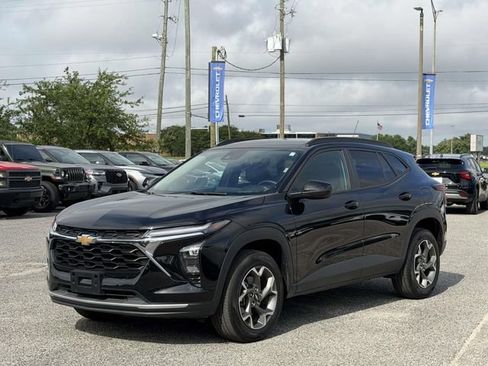 Used 2025 Chevrolet Trax LT w/ LT Convenience Package FWD image 12