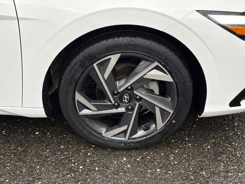 Certified 2025 Hyundai Elantra SEL FWD image 8