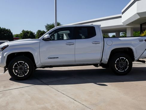 Used 2025 Toyota Tacoma TRD Sport AWD/4WD image 5