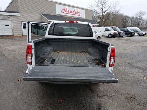Used 2011 Nissan Frontier SV image 11
