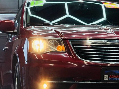 Used 2012 Chrysler Town & Country Touring-L w/ Entertainment Group #2 FWD image 3