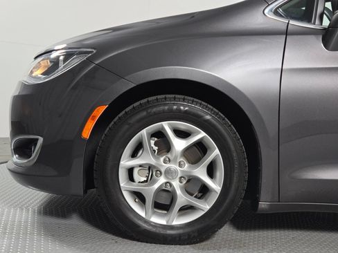 Used 2019 Chrysler Pacifica Touring Plus w/ Tire & Wheel Group FWD image 9