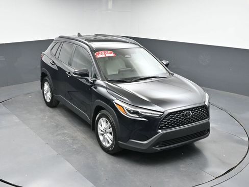 Used 2025 Toyota Corolla Cross LE image 37