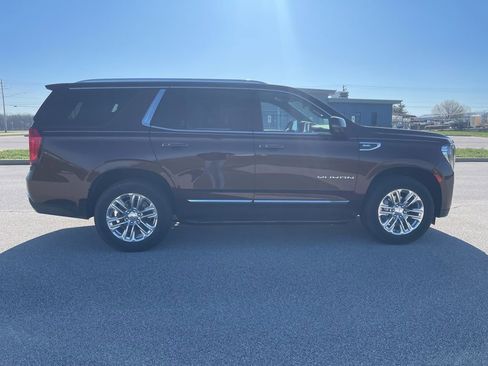 Used 2023 GMC Yukon SLT w/ SLT Luxury Package image 3