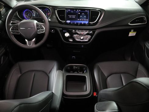 New 2026 Chrysler Pacifica Select image 15