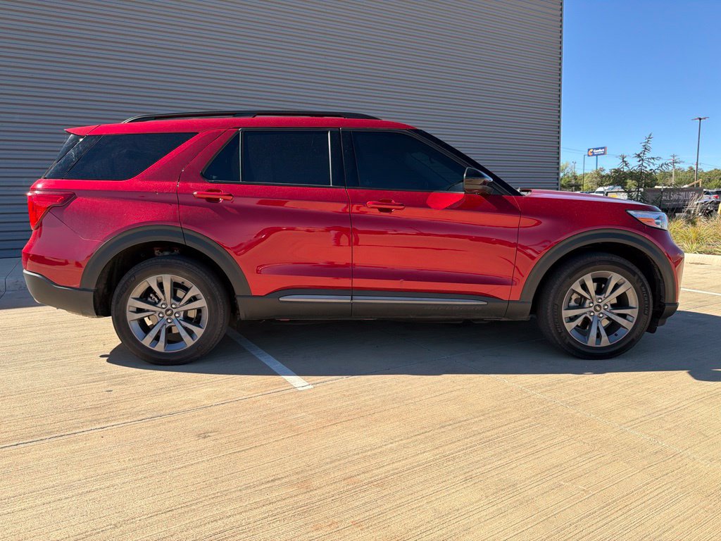 Used 2022 Ford Explorer XLT w/ Equipment Group 202A AWD/4WD image 2