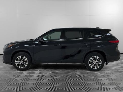 Used 2022 Toyota Highlander XLE AWD/4WD image 2