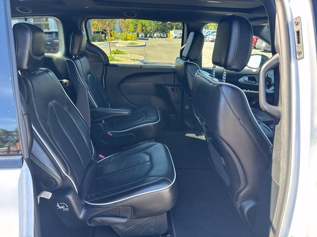 Used 2025 Chrysler Pacifica Limited FWD image 11