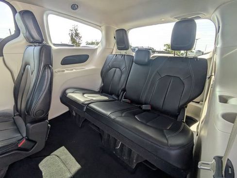 Used 2023 Chrysler Pacifica Touring-L FWD image 15