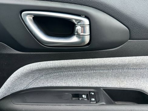 Used 2024 Jeep Compass Latitude image 20