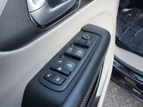 Used 2024 Chrysler Pacifica Touring-L image 17