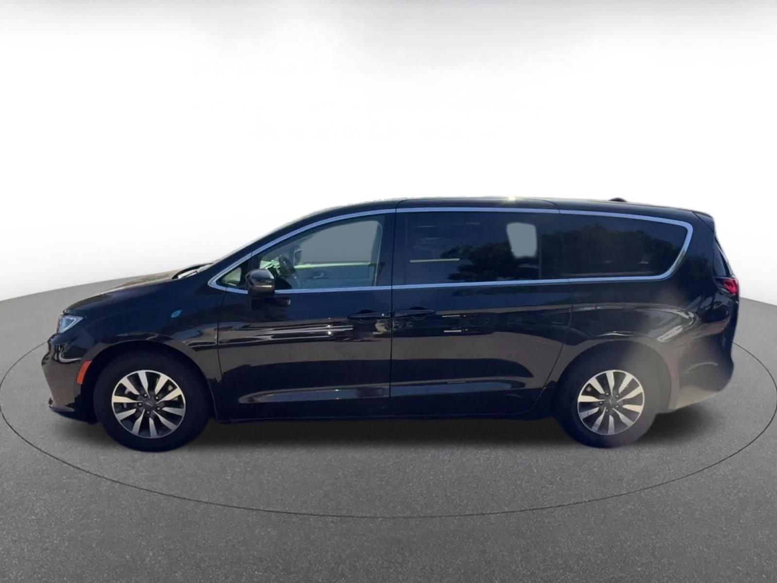Used 2023 Chrysler Pacifica Touring-L FWD image 8
