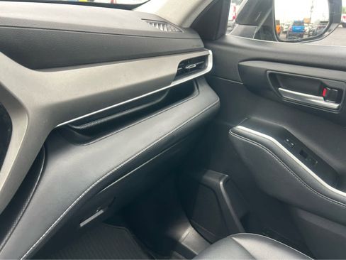 Used 2021 Toyota Highlander XLE AWD/4WD image 49