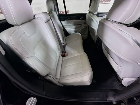 Used 2022 Jeep Grand Cherokee Overland w/ Luxury Tech Group IV AWD/4WD image 31