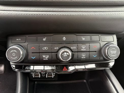 Certified 2024 Dodge Durango SXT image 29