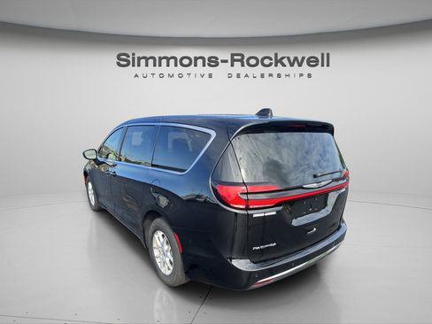 Used 2025 Chrysler Pacifica Select FWD image 3