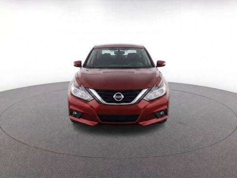 Used 2017 Nissan Altima 2.5 SV w/ Convenience Package FWD image 2