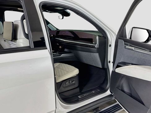 Used 2025 Cadillac Escalade ESV V AWD/4WD image 34