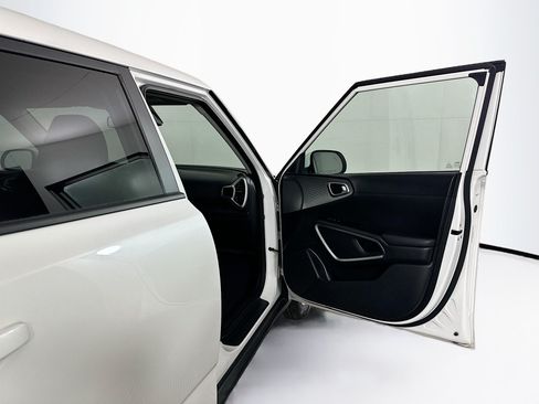 Used 2025 Kia Soul LX w/ LX Technology Package FWD image 30