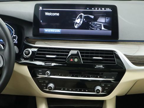 Used 2021 BMW 530e xDrive 530e iPerformance w/ Convenience Package image 14