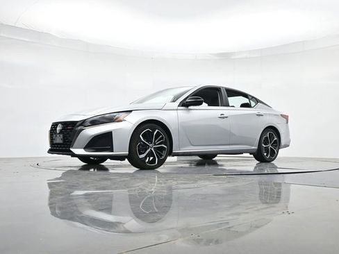 Used 2024 Nissan Altima 2.5 SR FWD image 35