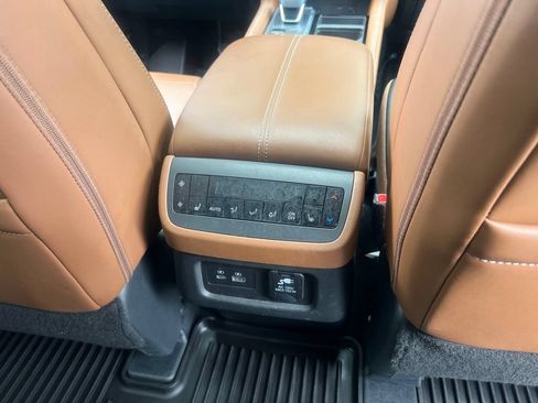 Certified 2024 Nissan Pathfinder Platinum w/ Black Appearance Package AWD/4WD image 20