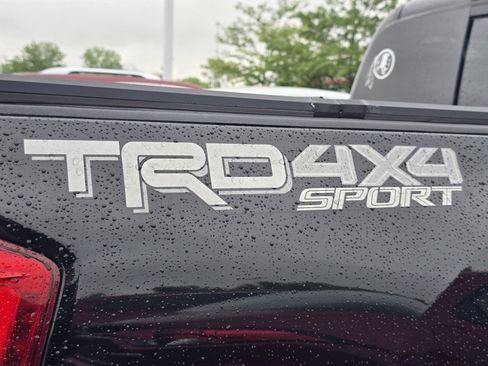 Used 2017 Toyota Tacoma TRD Sport AWD/4WD image 9